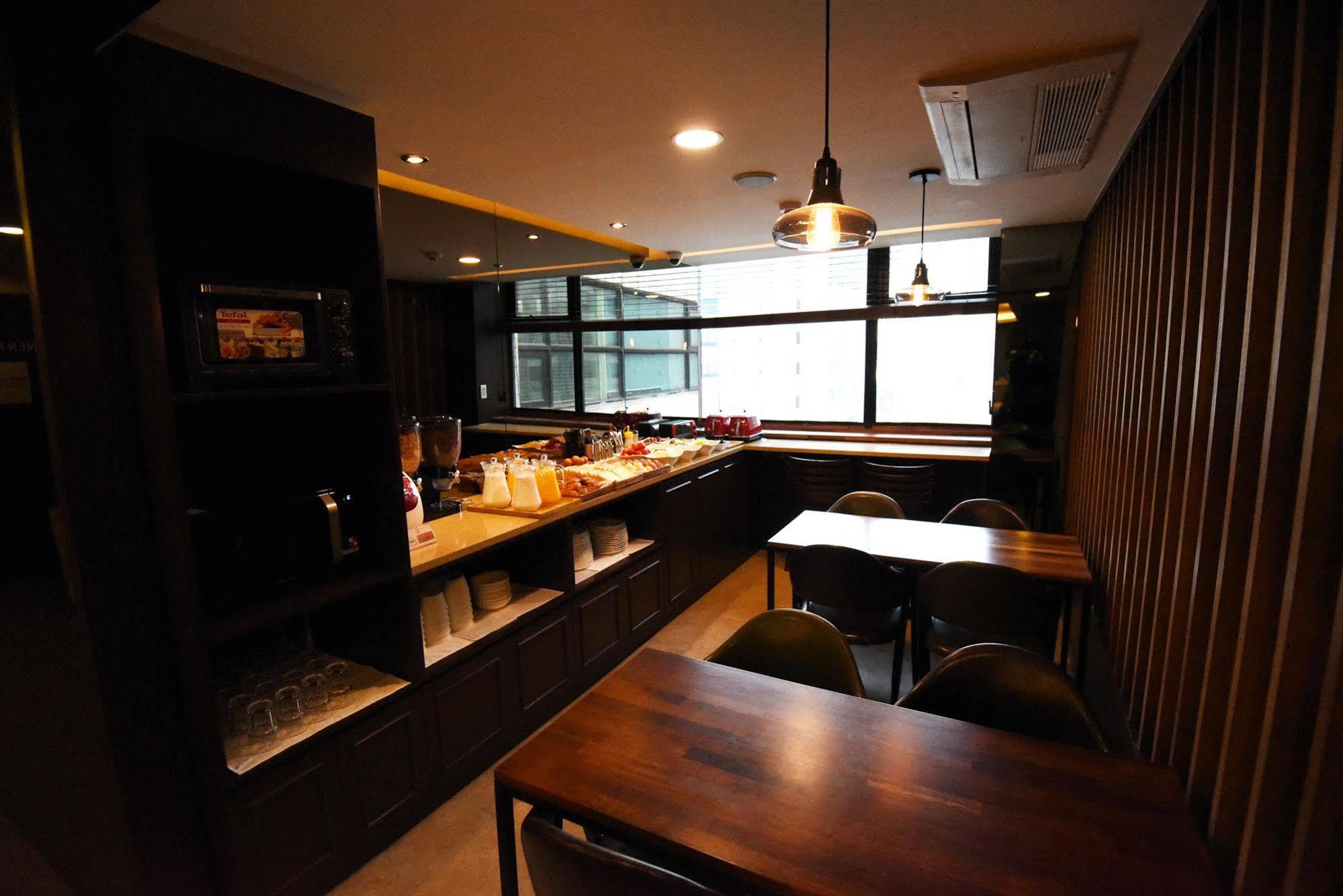 57 Myeongdong Hostel Сеул Экстерьер фото