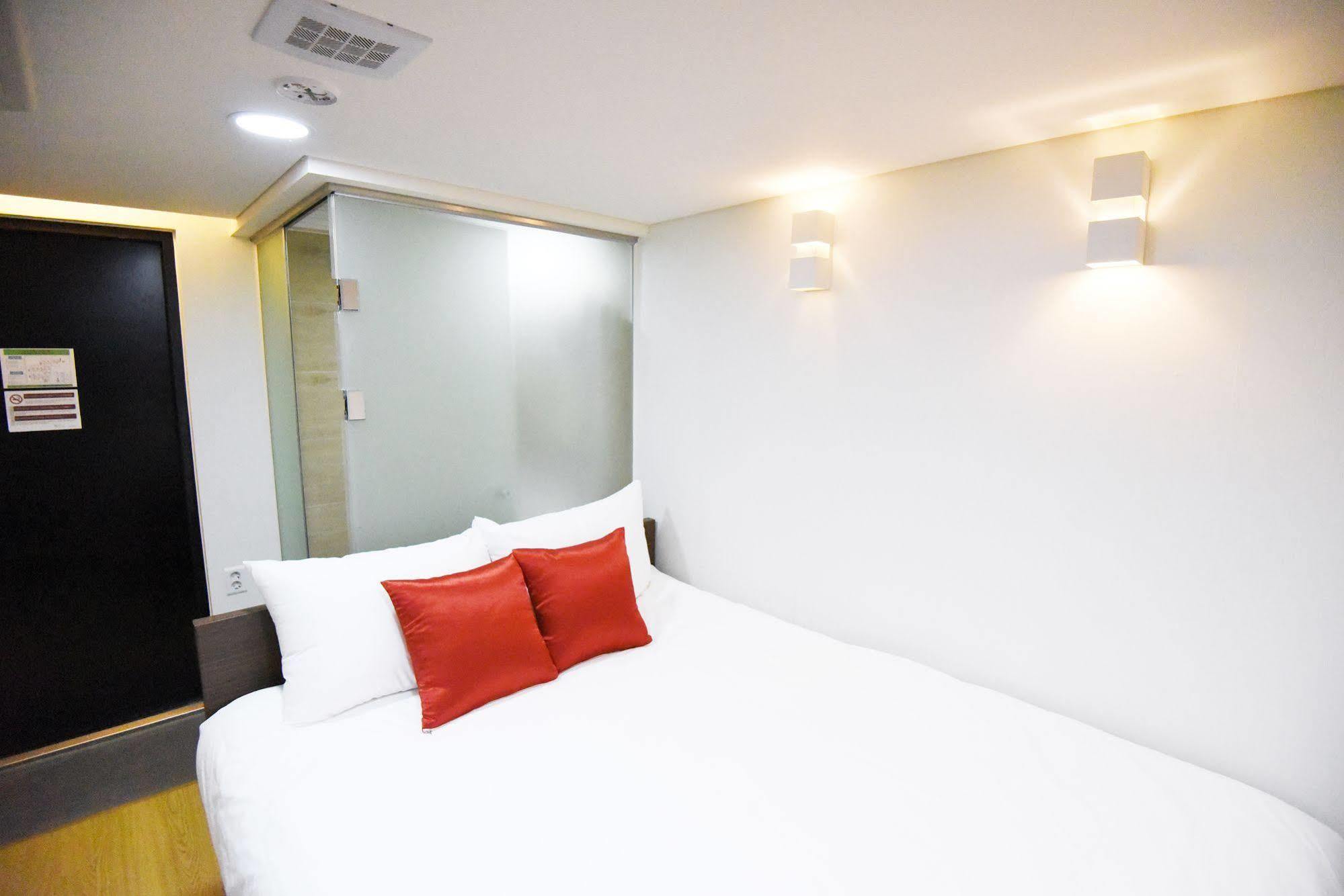 57 Myeongdong Hostel Сеул Экстерьер фото